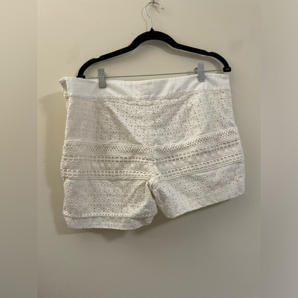 Ann Taylor Loft Riviera Eyelet Shorts in Light Cream - 14‎ - Picture 2 of 7